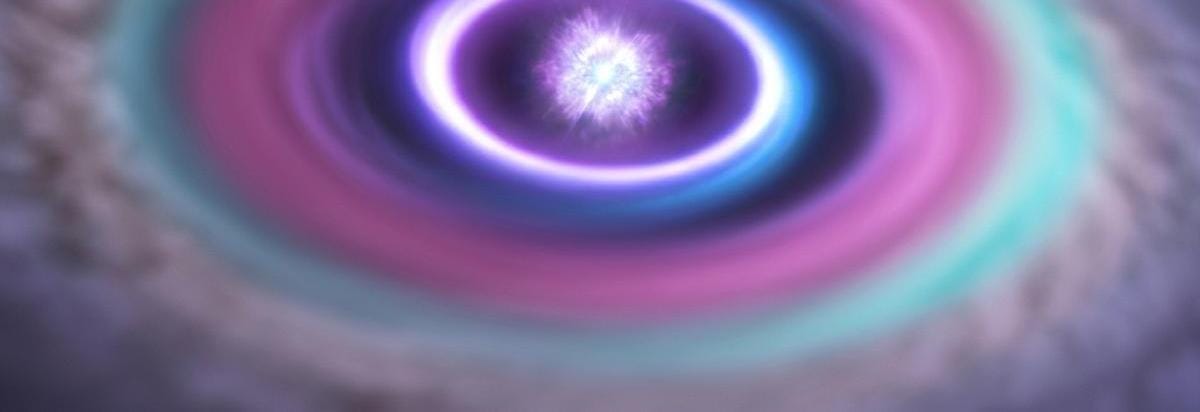 Representación de una señal multibanda: un pequeño estallido gamma seguido por emisiones en rayos X, ultravioleta y óptico, sobre un fondo de disco de AGN difuso.