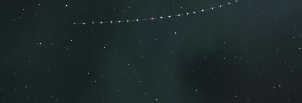 Comparativa astrométrica de una fuente infrarroja débil con posiciones desplazadas sobre un fondo de estrellas, sugiriendo movimiento propio medido con cautela.