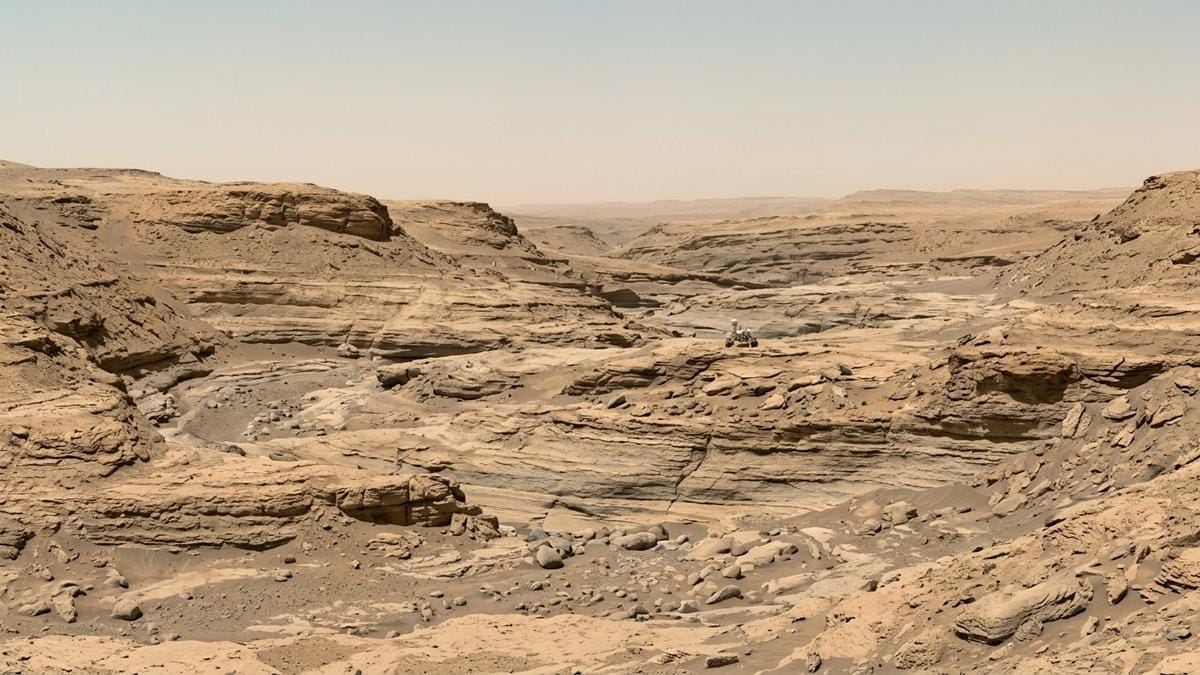 Paisaje marciano antiguo con un delta seco y capas sedimentarias que sugieren un pasado más húmedo