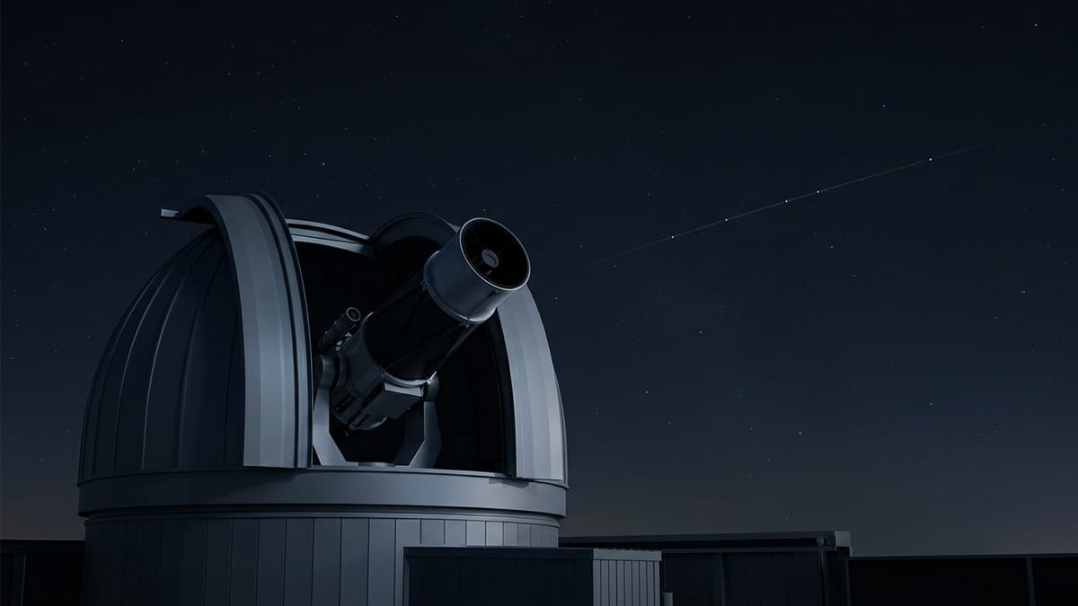 Observatorio astronómico siguiendo el paso de un objeto interestelar en el cielo nocturno.
