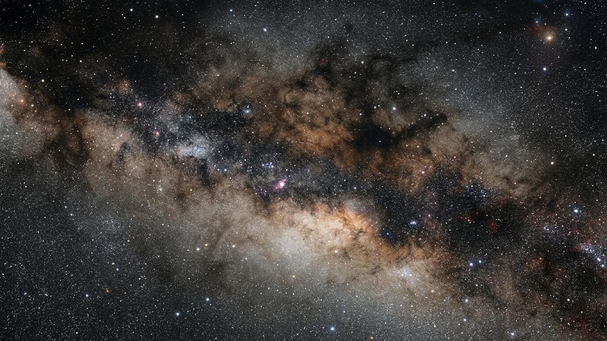 Vista del bullicioso centro galáctico con nubes de gas, polvo y fuentes de rayos X superpuestas, como escenario de observación difícil.