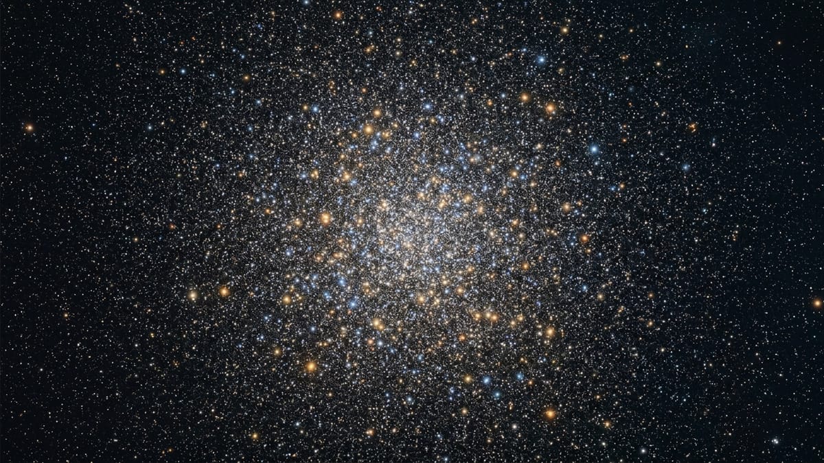 Vista científica de ω Centauri con un núcleo estelar denso y poblaciones de estrellas diferenciadas.