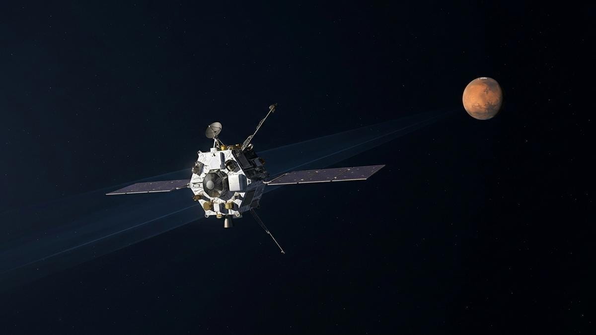 La sonda Psyche en trayectoria de aproximación con Marte al fondo, mostrando la geometría del sobrevuelo