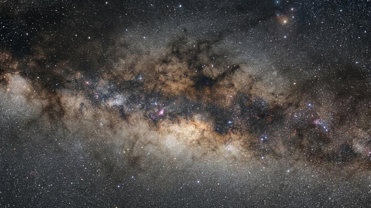 Vista amplia del bulbo central de la Vía Láctea con un campo estelar denso y zonas de polvo oscuro, evocando el mapa que Euclid utiliza para estudiar la galaxia.