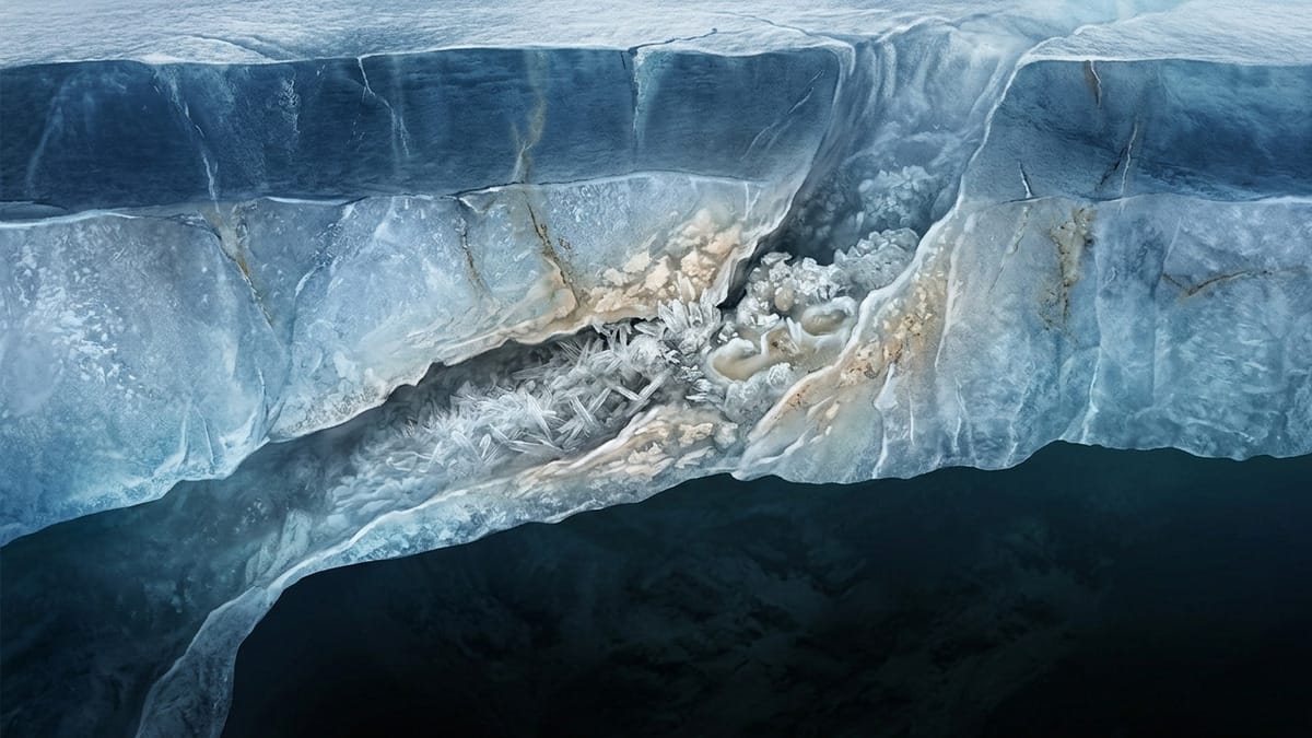 Detalle conceptual de hielo y salmuera obstruyendo un canal bajo el hielo de Europa.