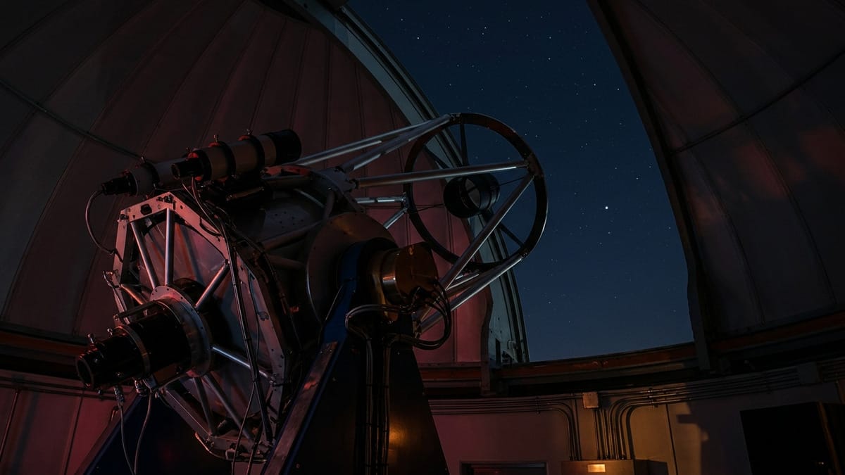 Telescopio observando un sistema estelar tenue con un compañero subestelar y una señal débil insinuada en el entorno.