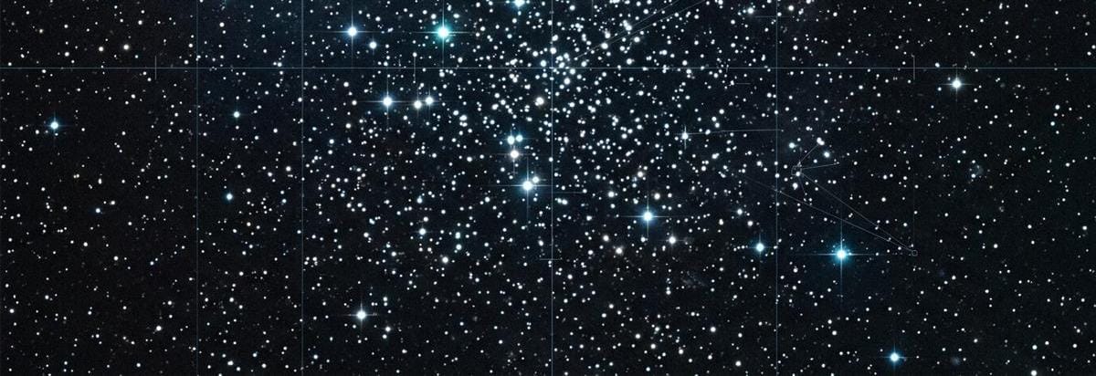 Detalle científico de una observación astronómica: campo de análisis con estrella patrón, rejilla sutil y puntos de luz del cúmulo, en estilo editorial.