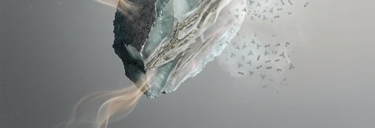 Sección ampliada de un cometa interestelar con capas de hielo y liberación de gases, ilustrada como detalle científico