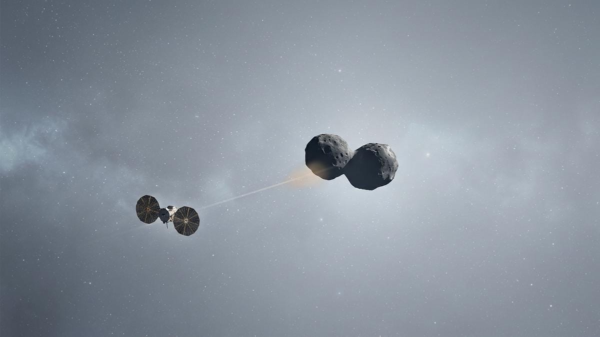Ilustración editorial de una misión de sobrevuelo registrando un asteroide de forma doble sobre un fondo espacial limpio.