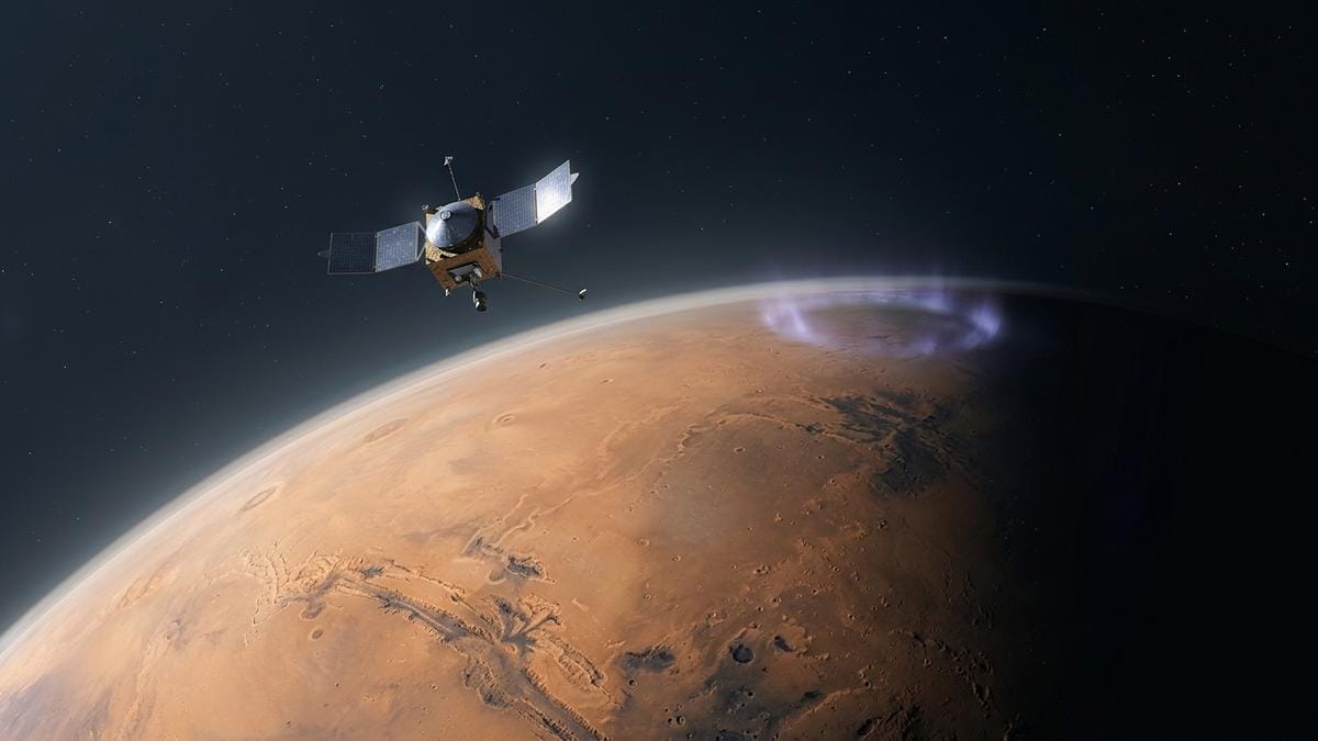 Orbitador científico sobre Marte observando una tenue aurora en la atmósfera nocturna del planeta