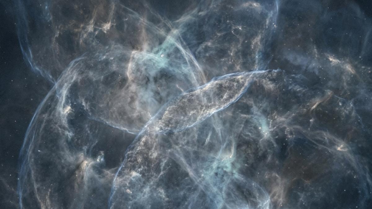 Vista amplia del entorno nebuloso alrededor del púlsar, con filamentos de gas y polvo iluminados en rayos X.