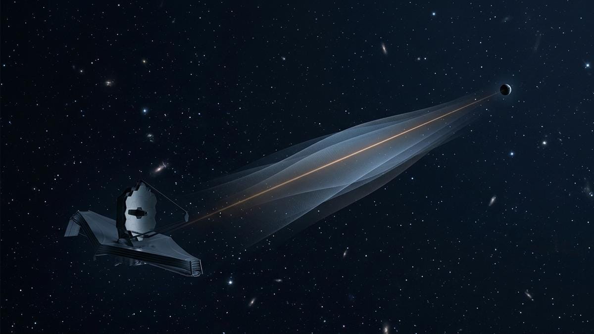 Observatorio espacial estudiando un exoplaneta en infrarrojo medio sobre un campo estelar limpio