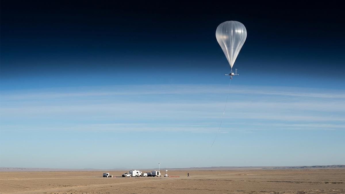 Globo científico y capas de la atmósfera en la zona de near-space