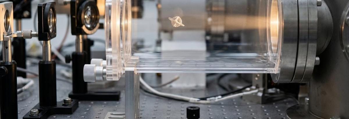 Macro de una partícula levitada por luz en una cámara de prueba atmosférica