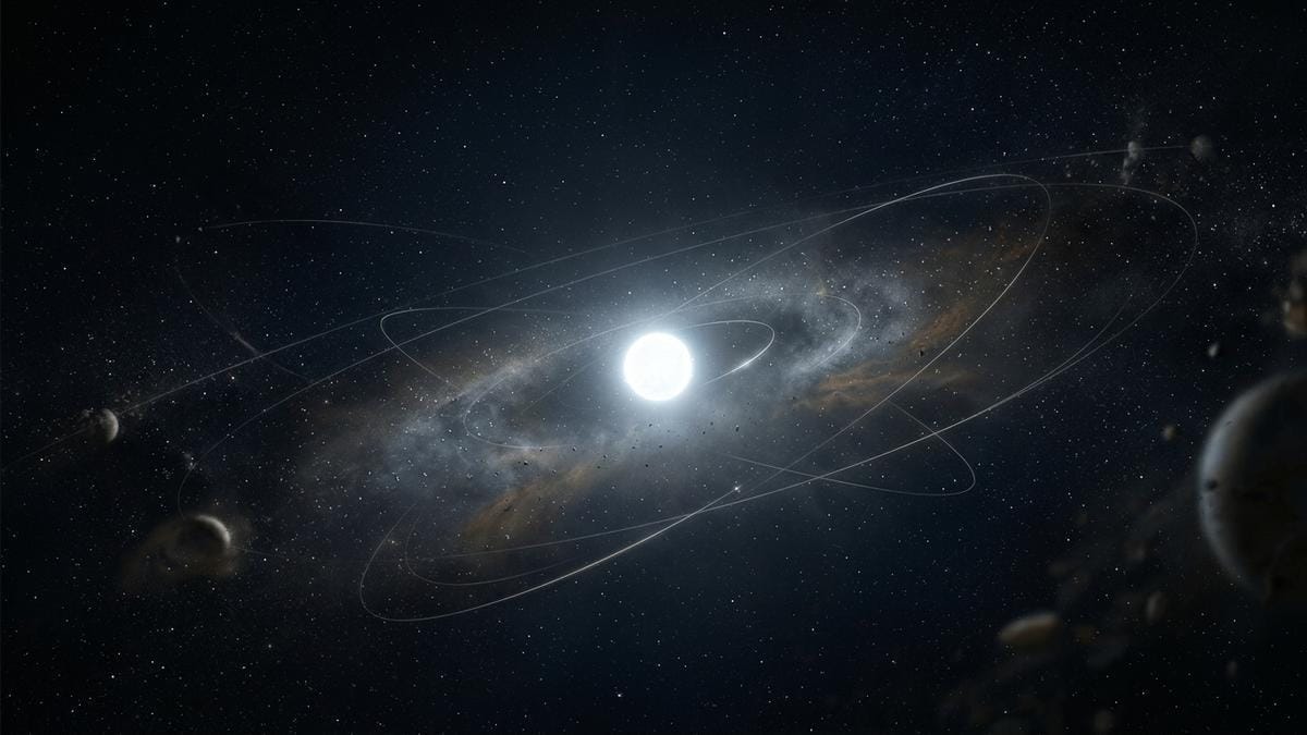 Una enana blanca y su sistema planetario remanente en una escena editorial de contexto, con el planeta insinuado en segundo plano y sin protagonismo central.