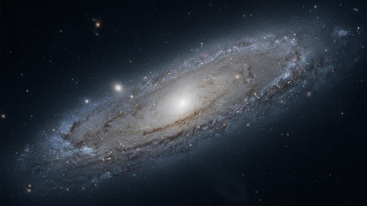 Vista amplia de una galaxia cercana observada con Webb, donde se distinguen regiones estelares densas y zonas más tenues que ayudan a contextualizar el salto de resolución.