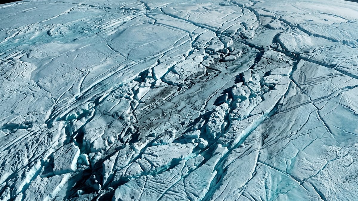 Vista oblicua de la superficie fracturada de Europa con una zona alterada destacada.