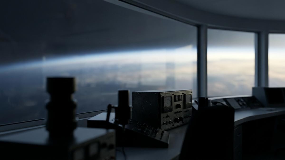 Pasarela de observatorio con la Tierra al fondo y una sensación de vigilancia científica, sin dramatización espacial.