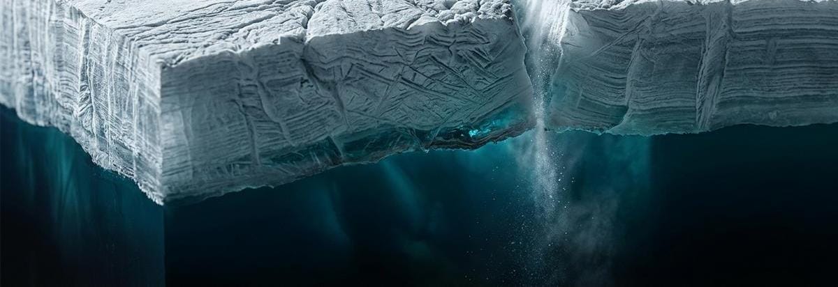 Corte conceptual de Encélado mostrando una grieta activa que conecta el hielo superficial con un océano subterráneo.