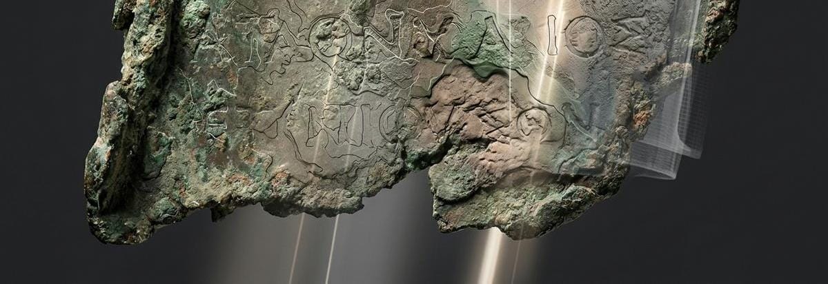 Macro de una superficie de bronce corroído con inscripciones apenas visibles iluminadas por luz rasante y capas de análisis superpuestas