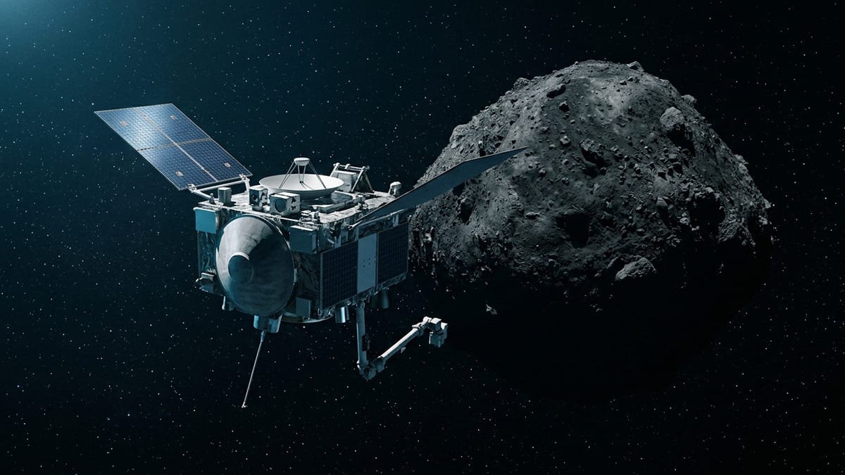 La nave OSIRIS-REx junto al asteroide Bennu en una escena de observación y muestreo.