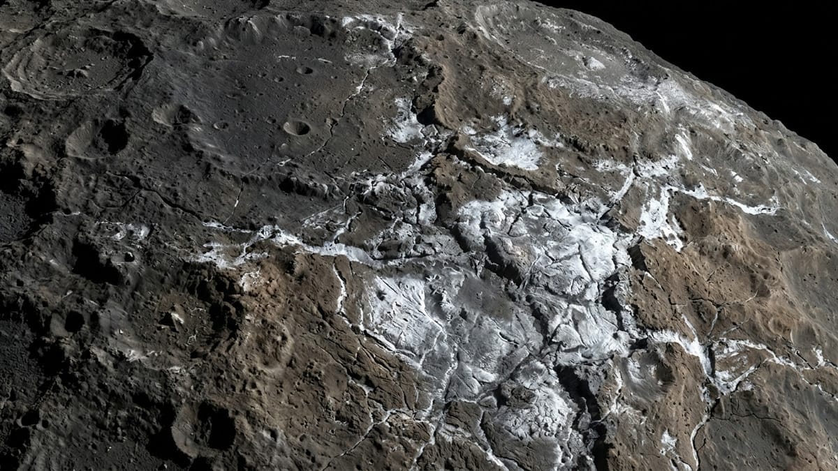 Detalle científico de una superficie de sal y hielo con fracturas y depósitos brillantes, pensado como evidencia geológica.