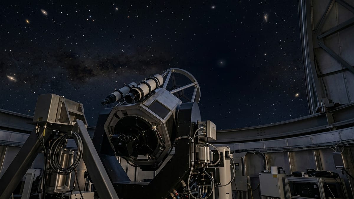 Telescopio espacial observando una región lejana del cielo para analizar su luz.