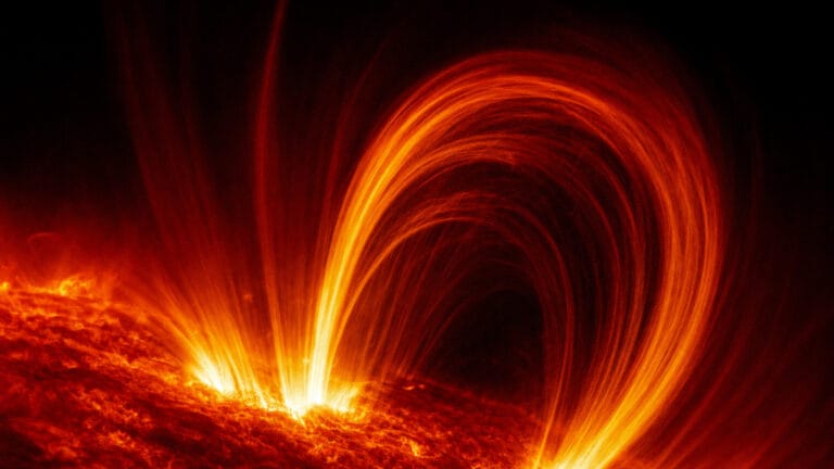 Ilustración del Sol con lluvia coronal de plasma siguiendo campos magnéticos invisibles.