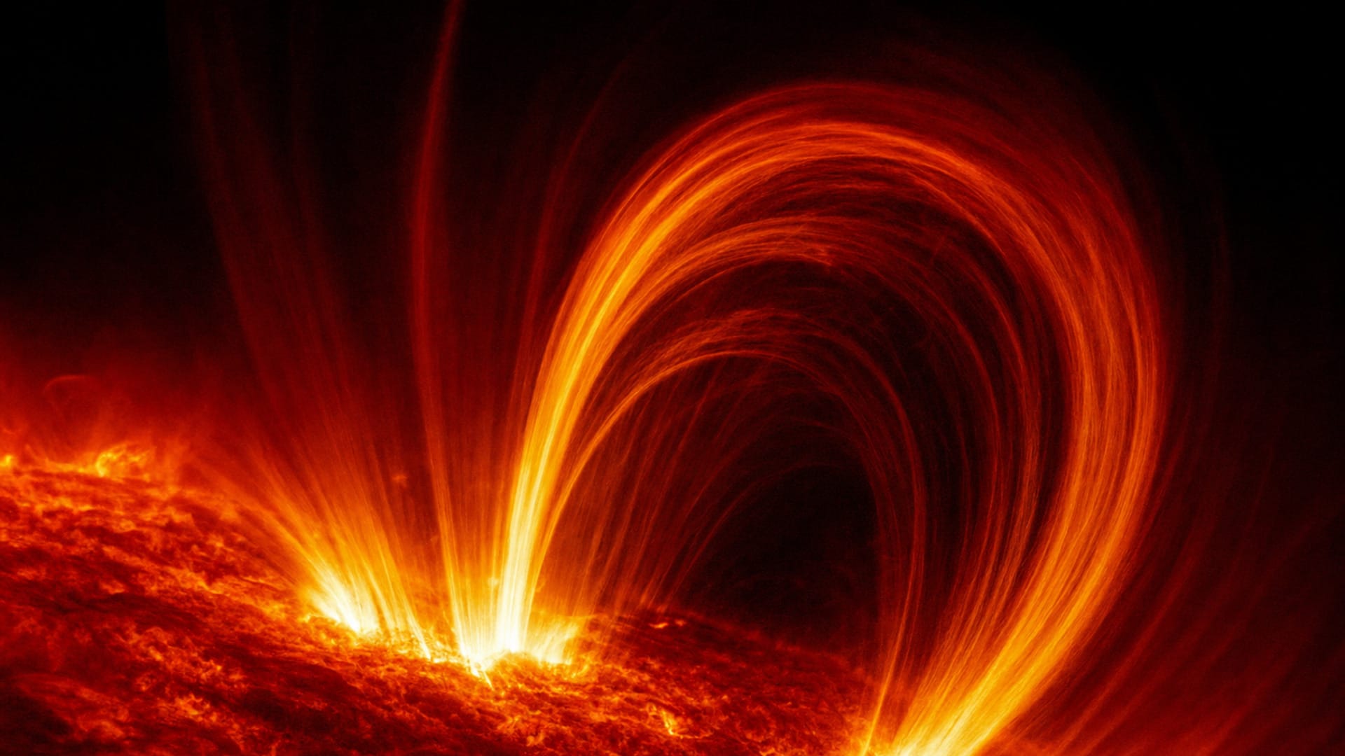 Ilustración del Sol con lluvia coronal de plasma siguiendo campos magnéticos invisibles.
