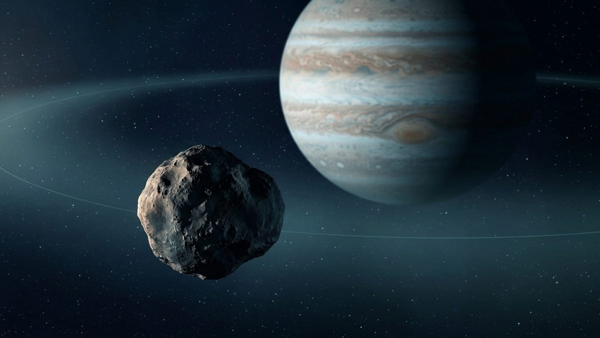 Vista de observación de un asteroide troyano con Júpiter al fondo y la trayectoria orbital insinuada por la composición.