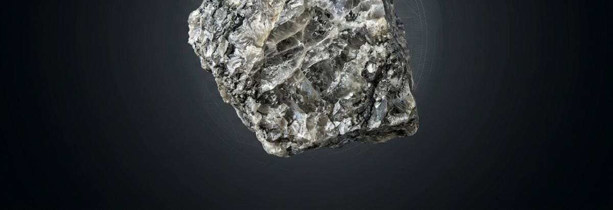 Detalle macro de una roca lunar con textura cristalina y una superposición sutil de patrón químico que sugiere la pista del SiO2