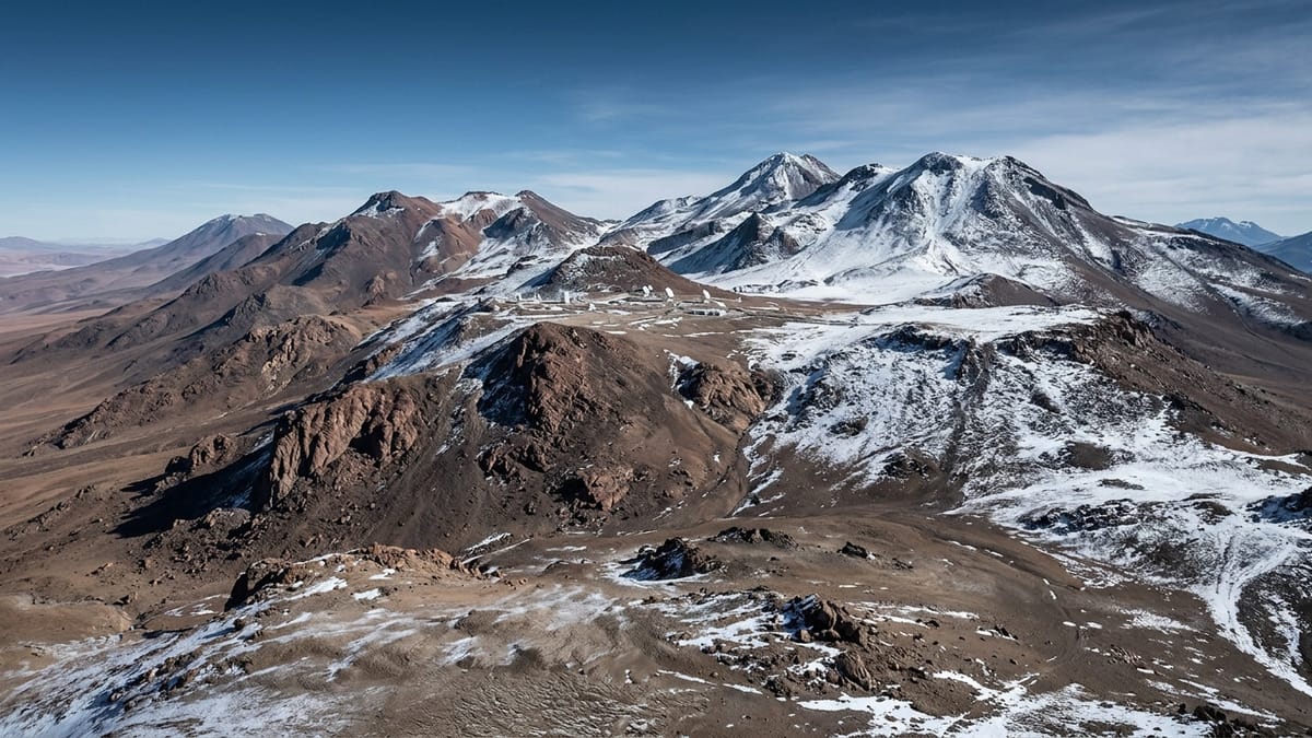 Recreación con IA de un altiplano con antenas de observación y nieve