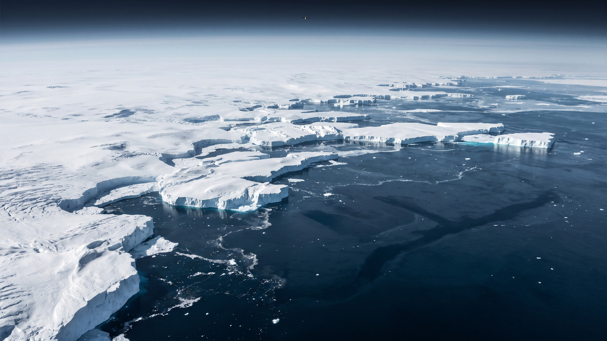 Ilustración de satélite midiendo un frente glaciar antártico con trazos láser discretos sobre hielo y océano