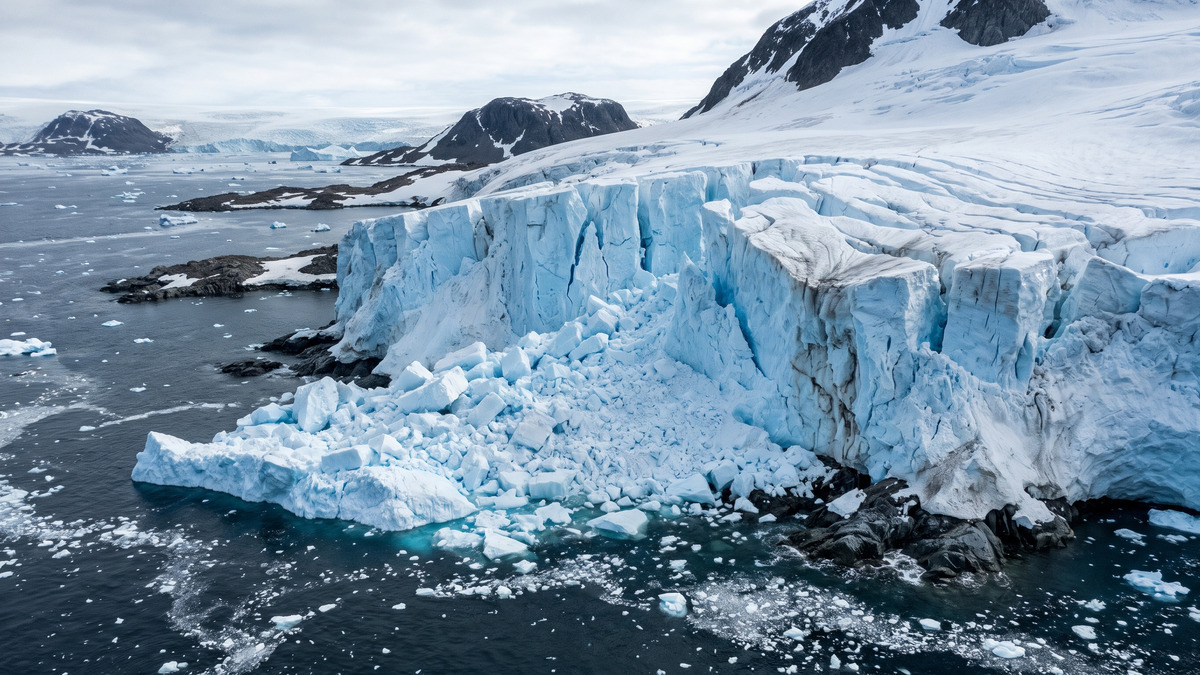 Ilustración de un acantilado de hielo fracturado que se estabiliza frente al mar con bloques compactados y relieve que lo sostiene