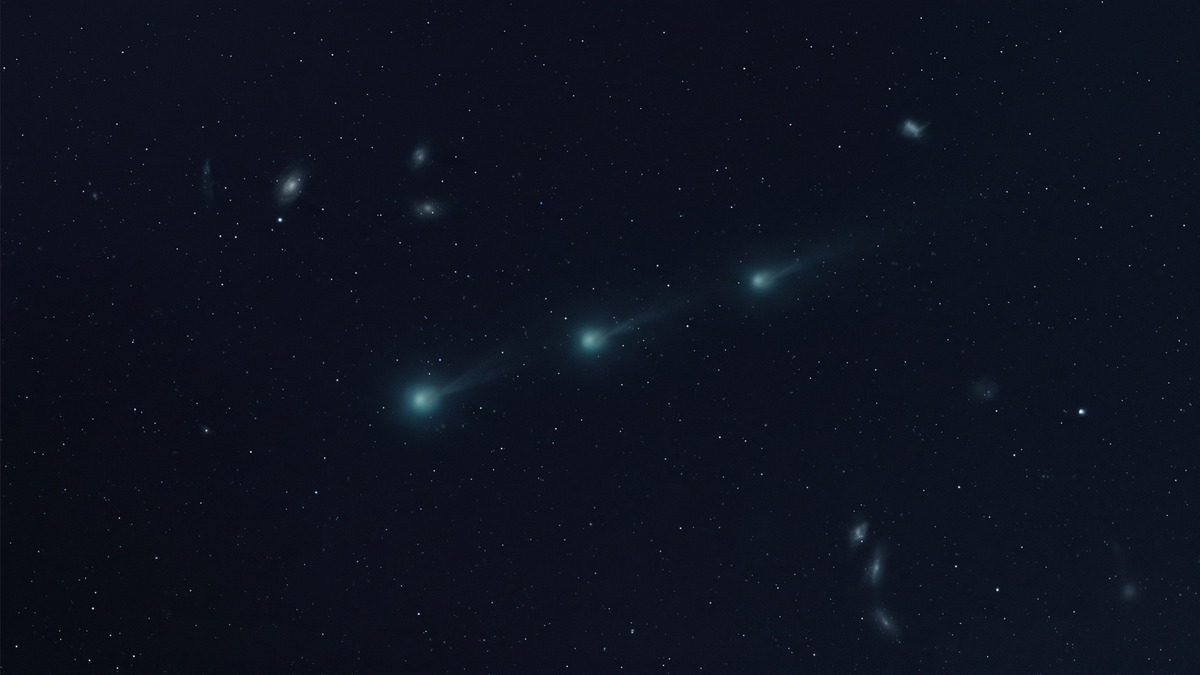 Ilustración de una estela cometaria repetida en un campo profundo de observación espacial