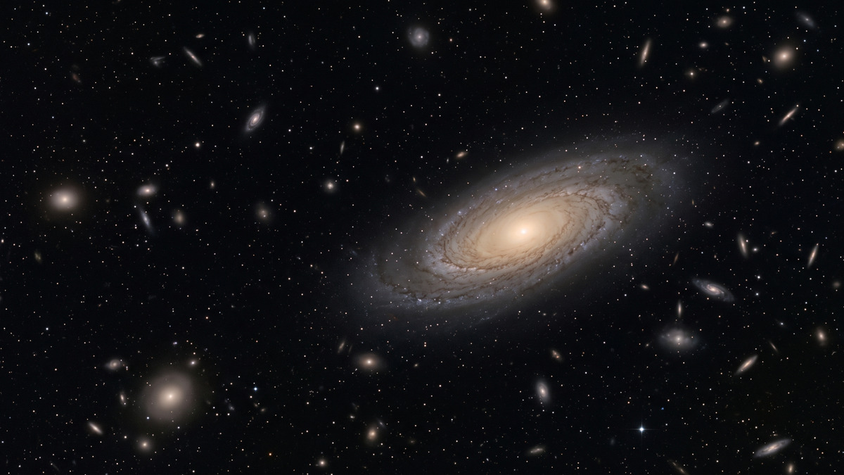 Ilustración de NGC 4698 en su entorno del cúmulo de Virgo, con otras galaxias lejanas como contexto