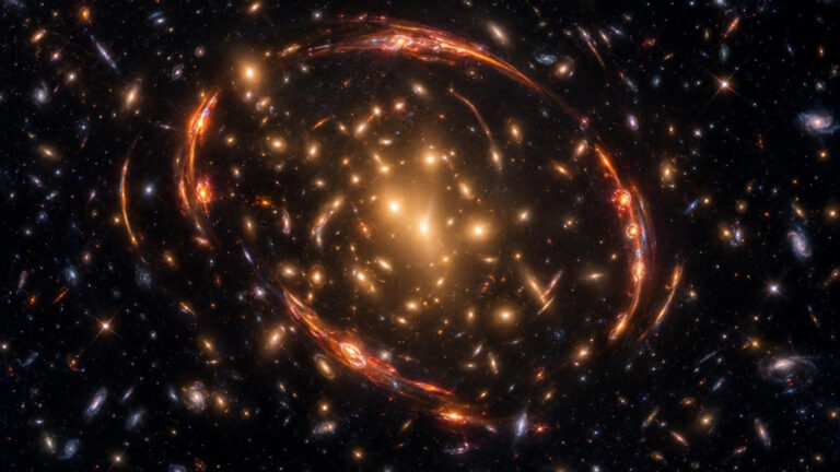 Ilustración del cúmulo MACS J0454.1-0300 actuando como lente gravitatoria y curvando la luz de galaxias lejanas.
