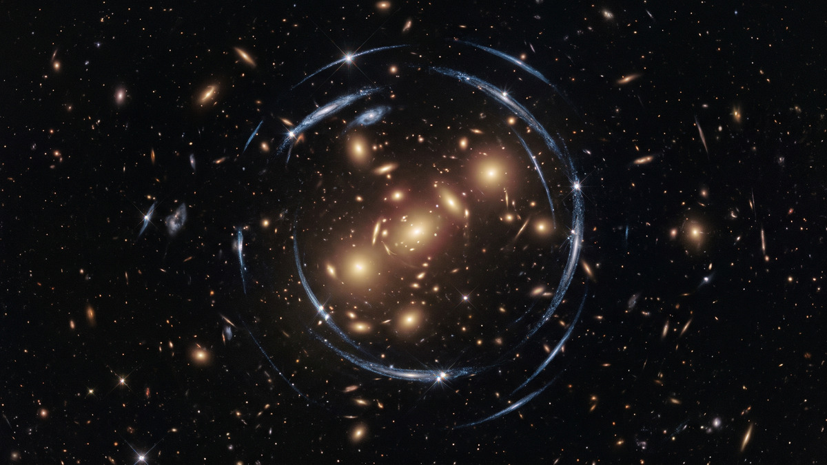 Ilustración de una galaxia lejana repetida en varias imágenes por una lente gravitatoria.